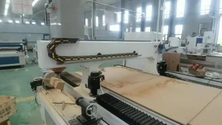 Routeur CNC à disque linéaire Atc pour armoires de meubles de porte en bois gravure coupe forage avec changement automatique d'outil broche de refroidissement par air